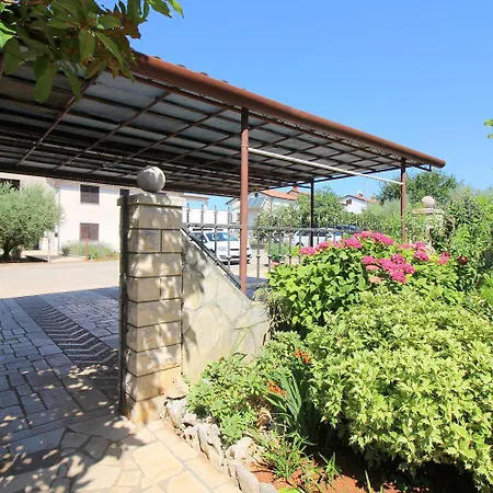 Apartment Hundefreundliches Nur 250 Meter Zum Mit Mediterranem Garten Porec